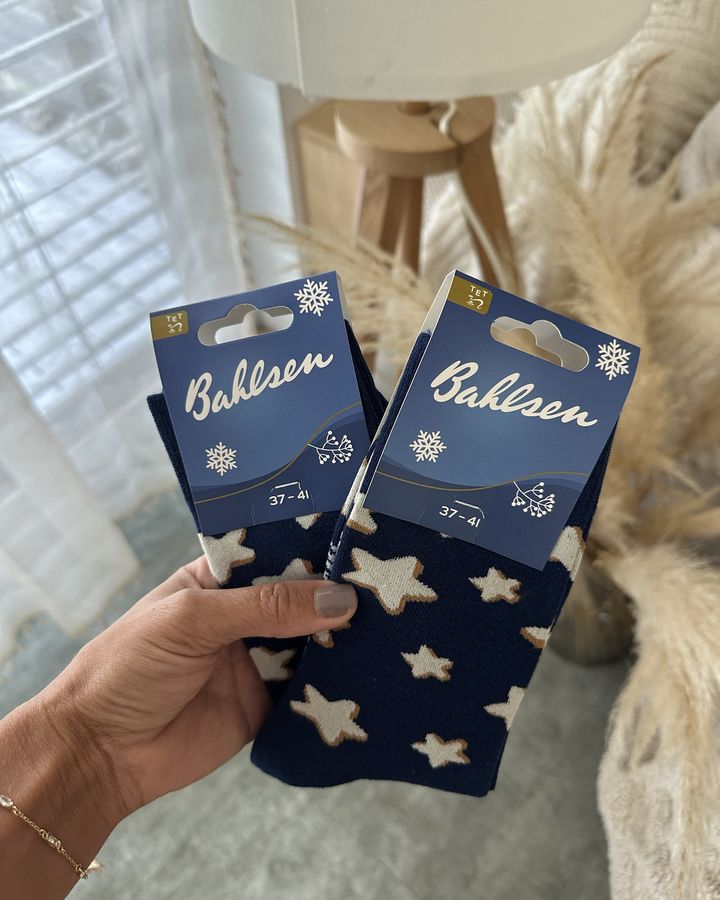 Hand hält zwei Paar Bahlsen-Socken mit Sternen
