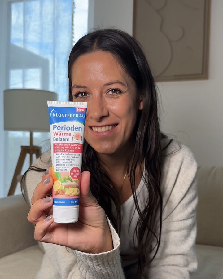 Angelique lächelt mit Klosterfrau Perioden Wärme Balsam