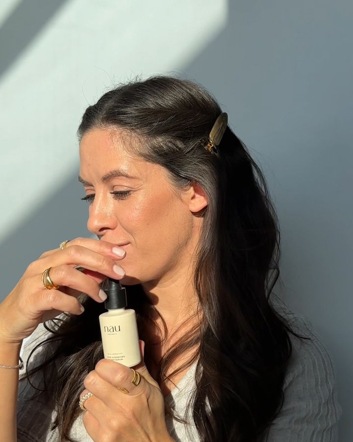 Angelique mit nau organic Serum im Sonnenlicht